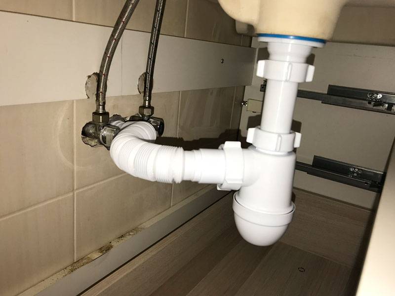 Как устроена система слива для раковины в ванной комнате?
