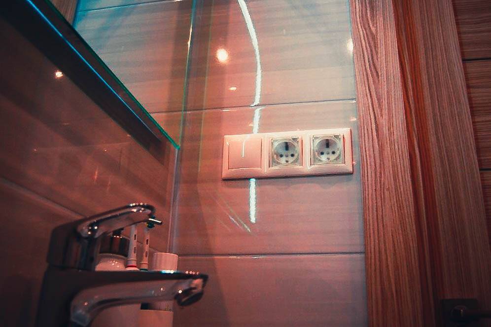 Розетки в ванной комнате — требования и установка