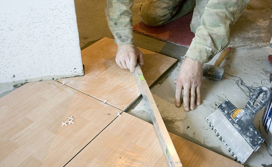 Как положить плитку на деревянный пол - доступные варианты с пошаговой инструкцией