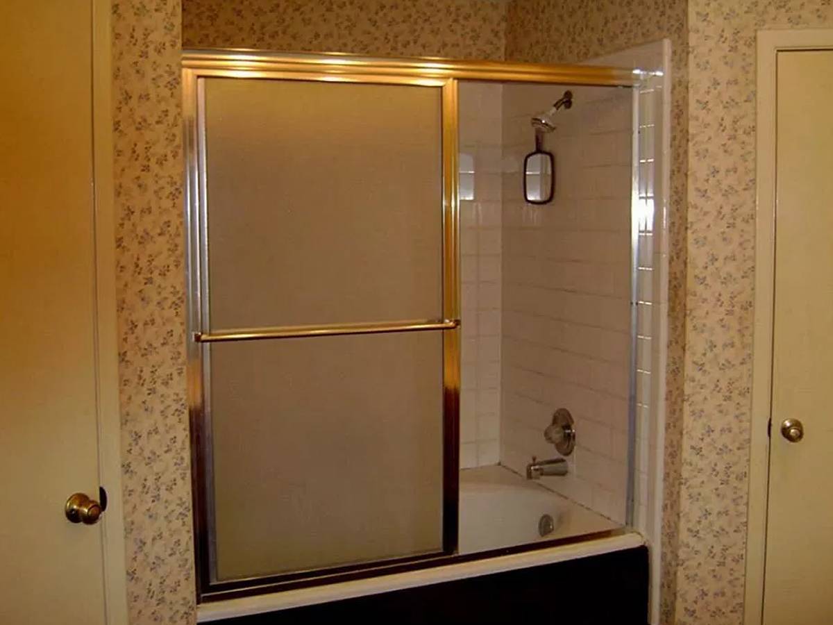 Стеклянные двери для ванной — виды и установка