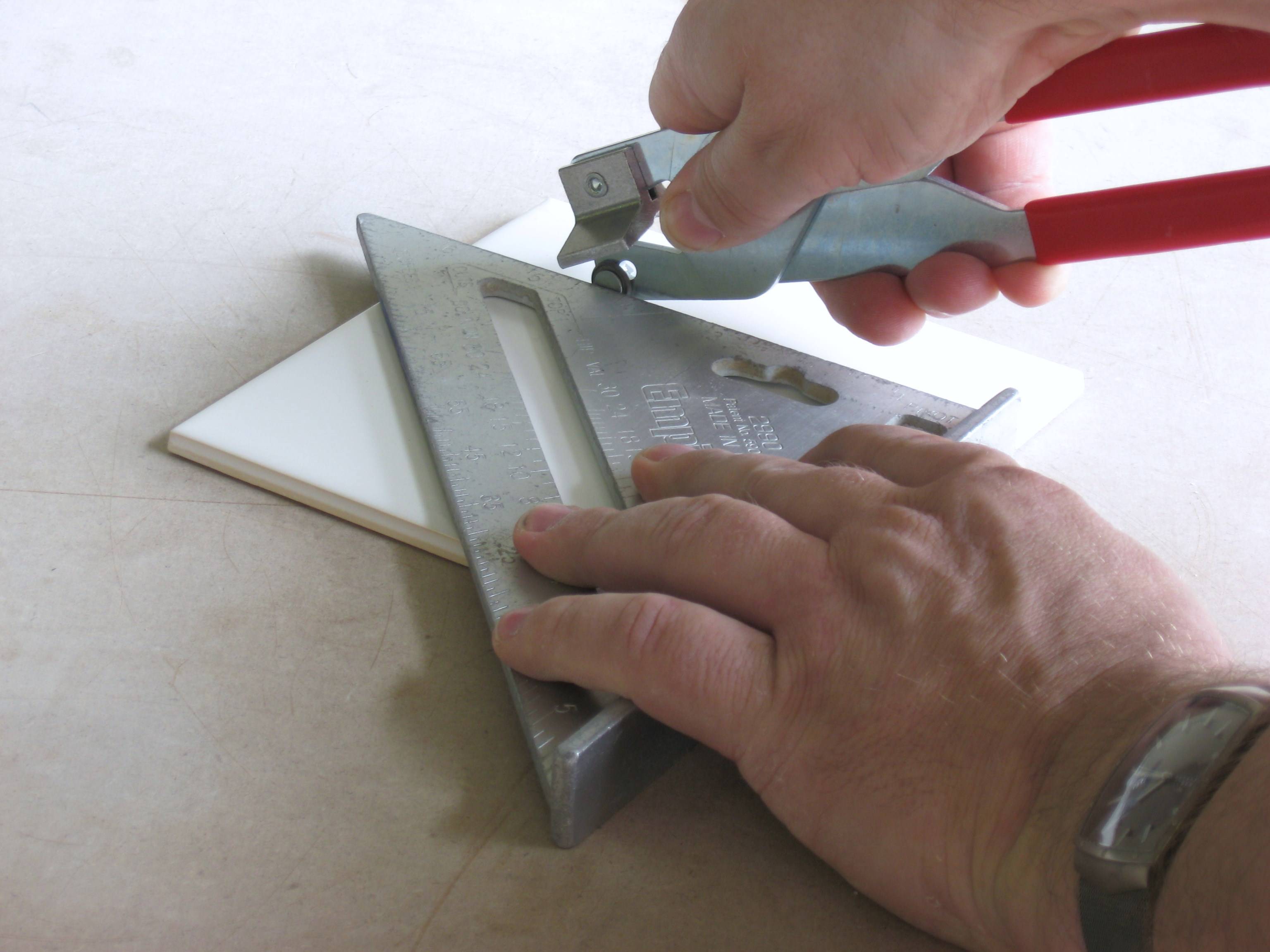 Как резать плитку стеклорезом в домашних условиях