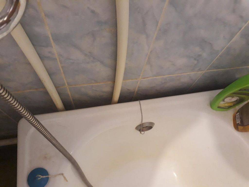 Что делать, если протекает вода между ванной и стеной