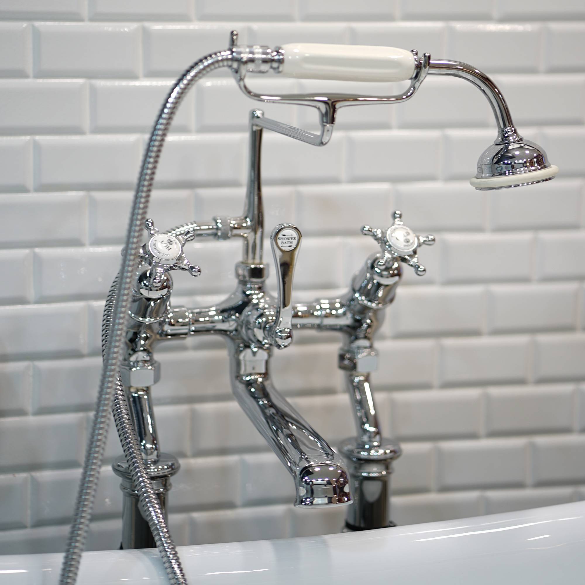 Напольные смесители с душем: элегантные проекты для просторной ванной (20 фото)