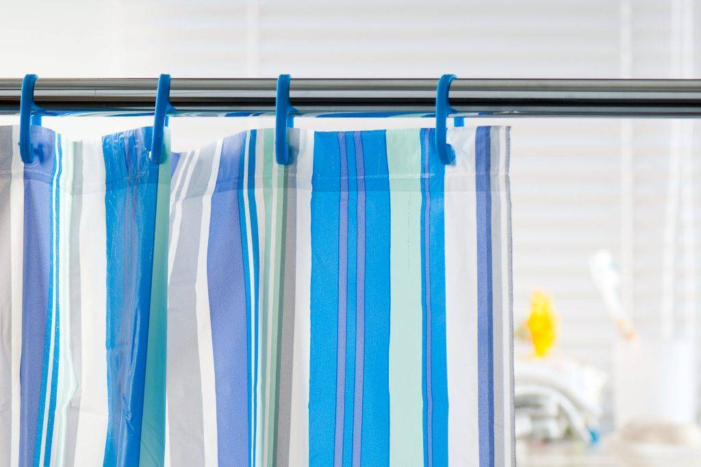Как постирать шторку для ванной и уход за стеклянными шторами