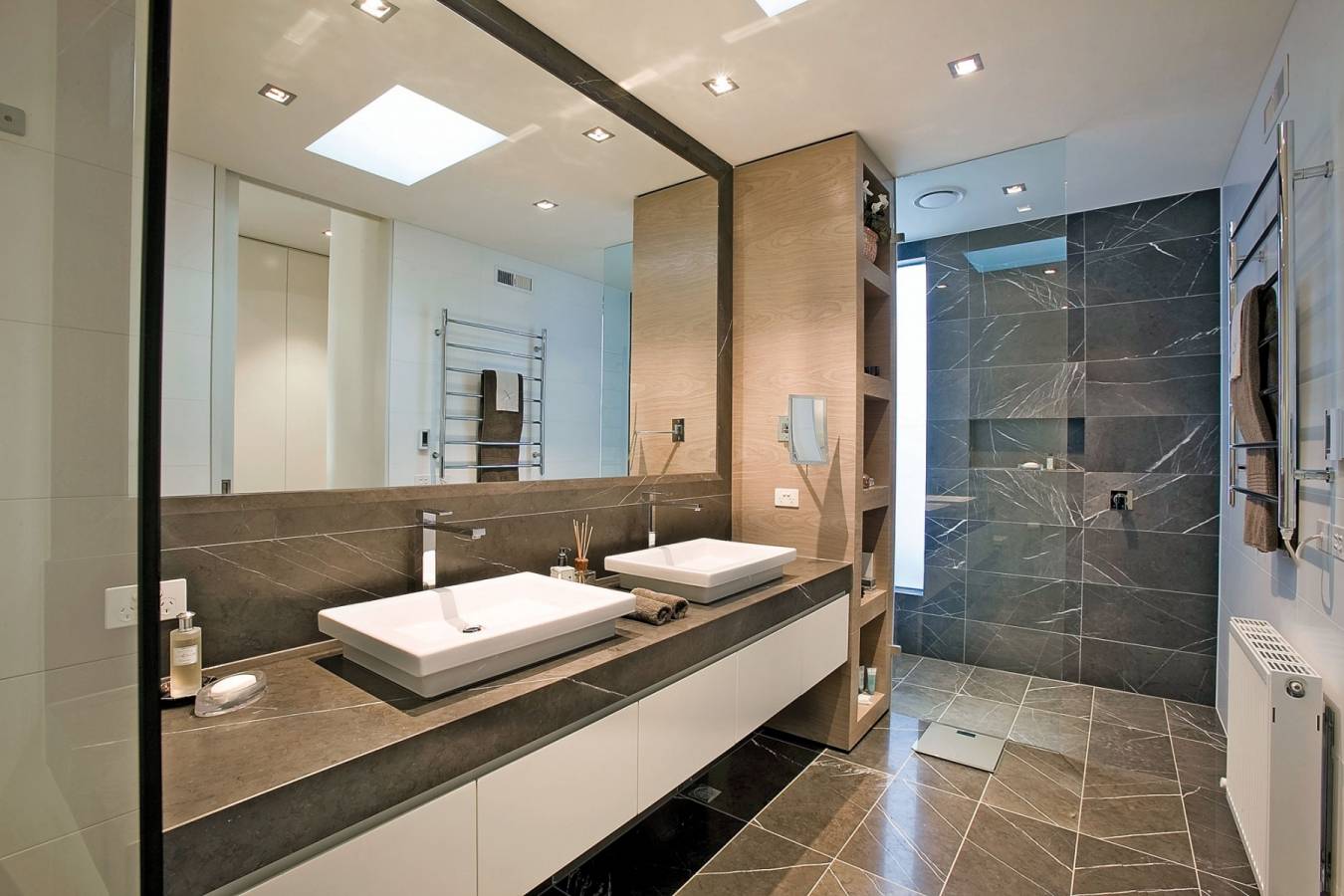 Выбираем большие зеркала для ванной комнаты. Плюсы, минусы и размещение