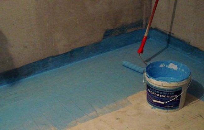 Гидроизоляция ванной комнаты под плитку, что лучше выбрать из материалов для деревянного дома и бетонного пола