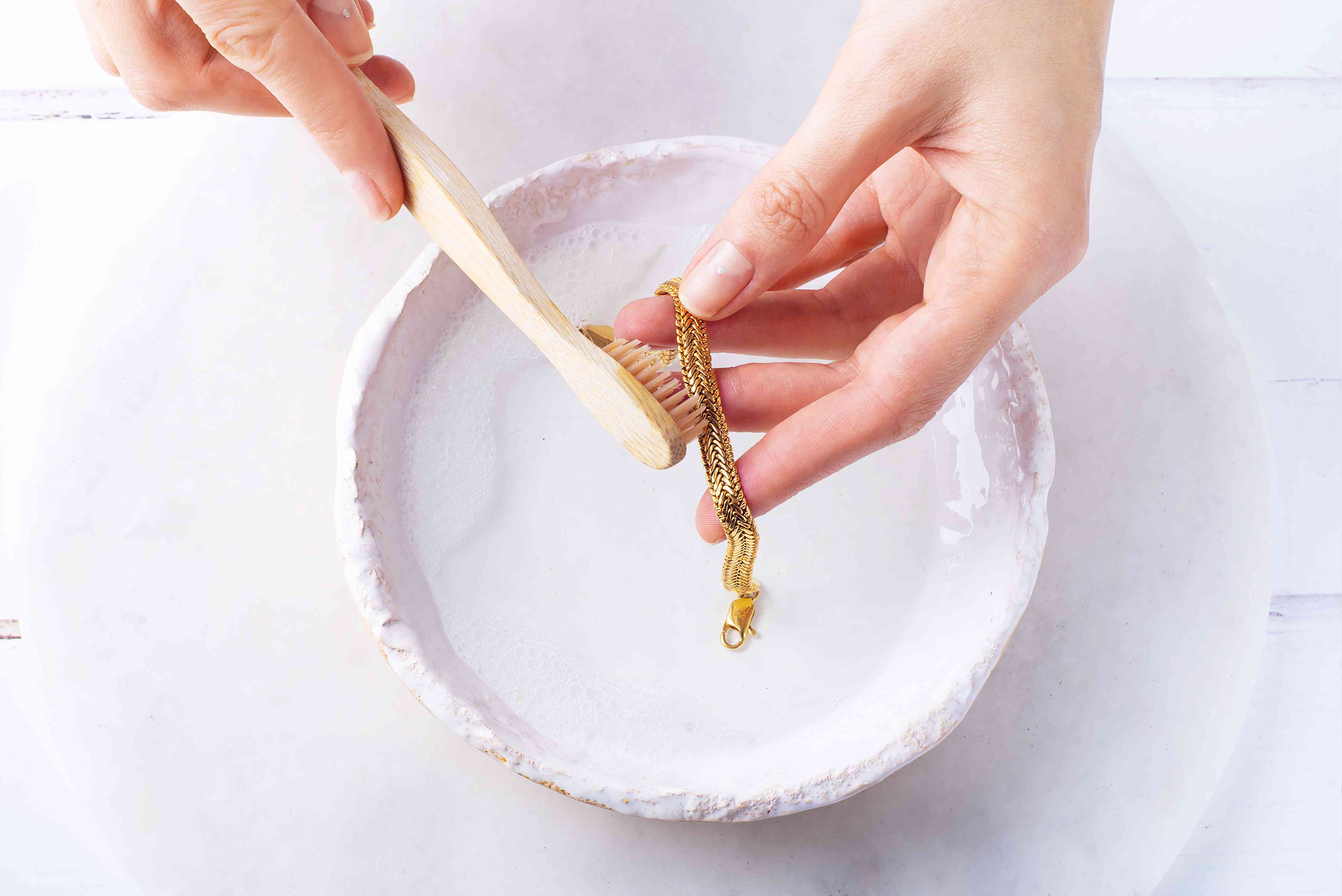 Как почистить золото в домашних условиях: чем лучше, эффективные рецепты быстрых растворов чтобы отмыть украшения