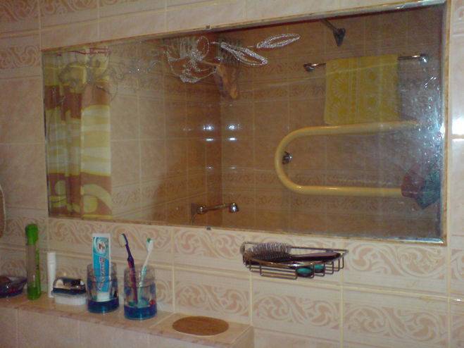 Монтаж зеркала в ванной на плитку
