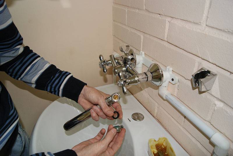 Как закрепить смеситель к стене в ванной