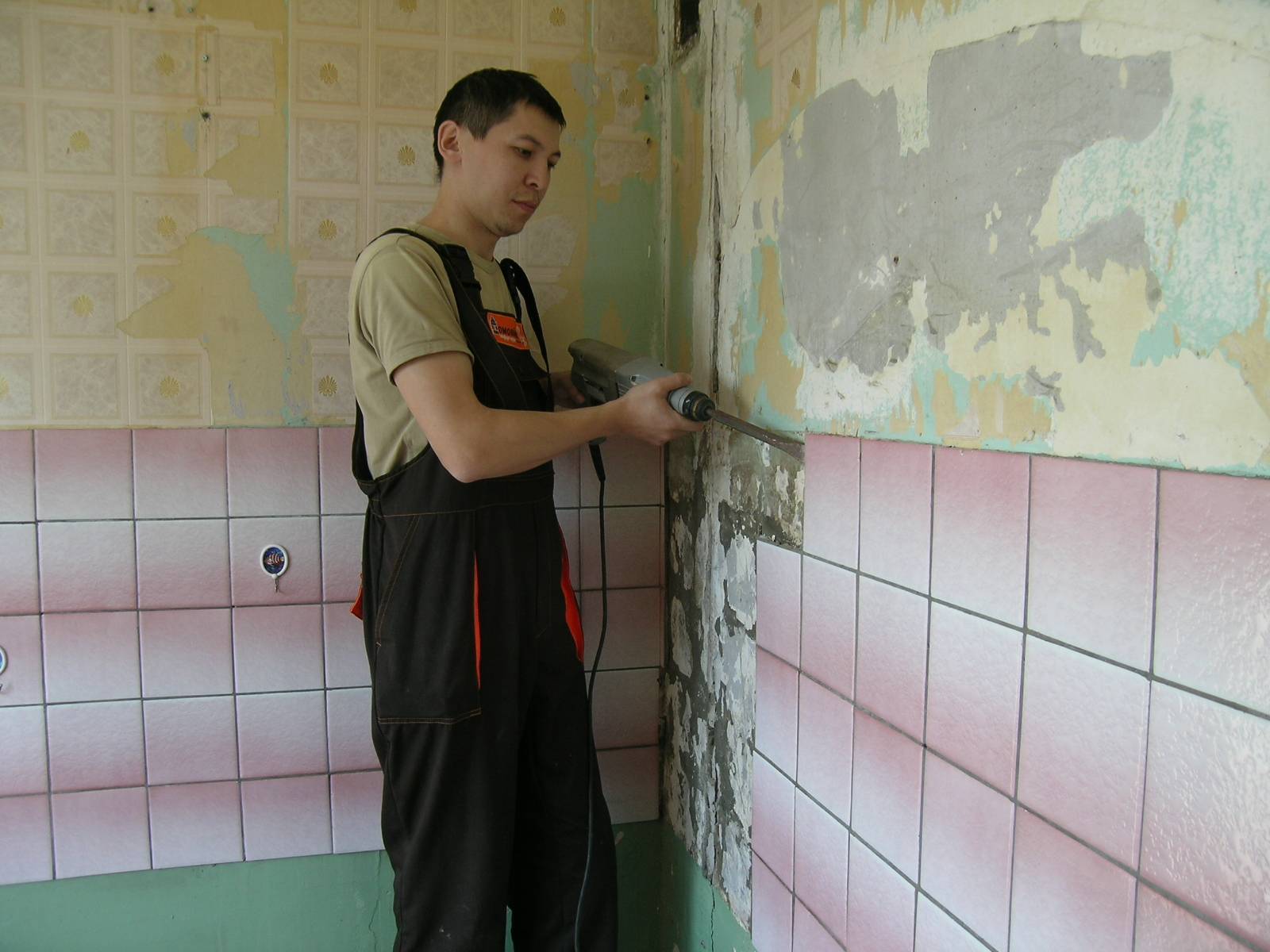 Подготовка стен в ванной под плитку: как подготовить к укладке бетонные или кирпичные стены своими руками, допустимые неровности в туалете и стоит ли штукатурить перед поклейкой