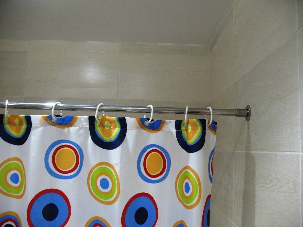 Занавеска в ванную: виды штор, плюсы и минусы, как выбрать