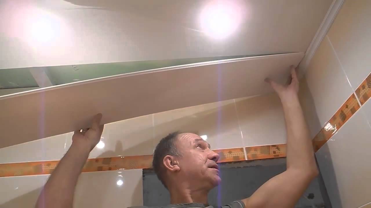Потолок из пвх панелей в ванной комнате своими руками — видео и фото