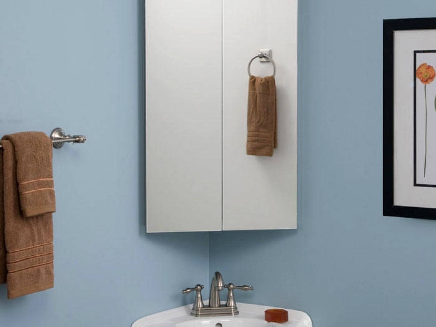Шкаф навесной для ванной комнаты: практичный выбор, который станет украшением интерьеру
