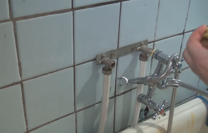 Как установить крепление смесителя к стене в ванной комнате?