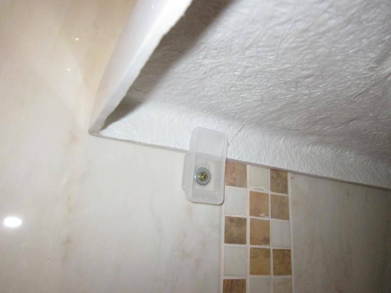 Чем приклеить акриловую ванну к стене?