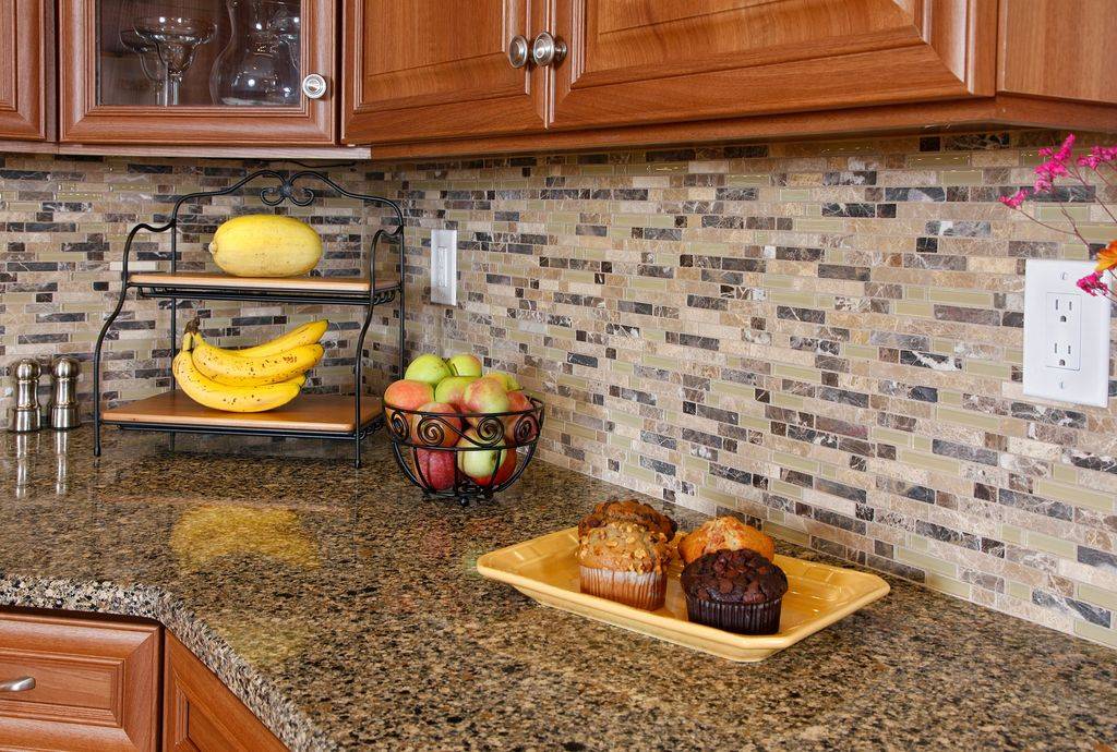 Что использовать на кухне кроме плитки ( чем отделать стены, фартук, пол ) - обои, экран и другие виды покрытий