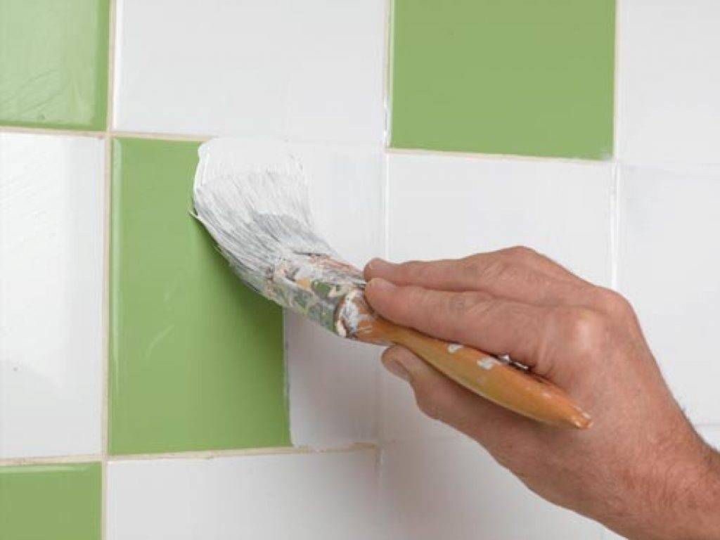 Как покрасить плитку в ванной своими руками