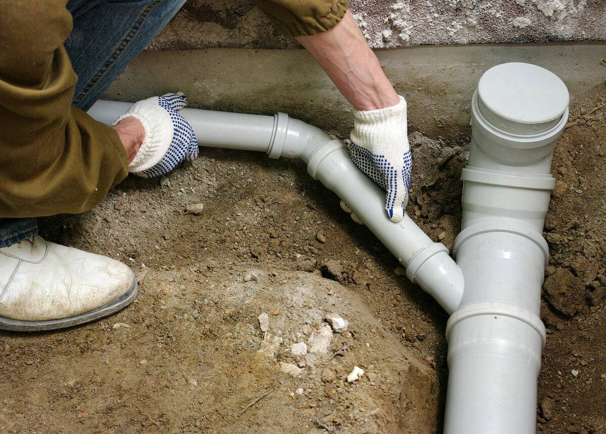 Как правильно закопать канализационную трубу, не повредив трубопровод?