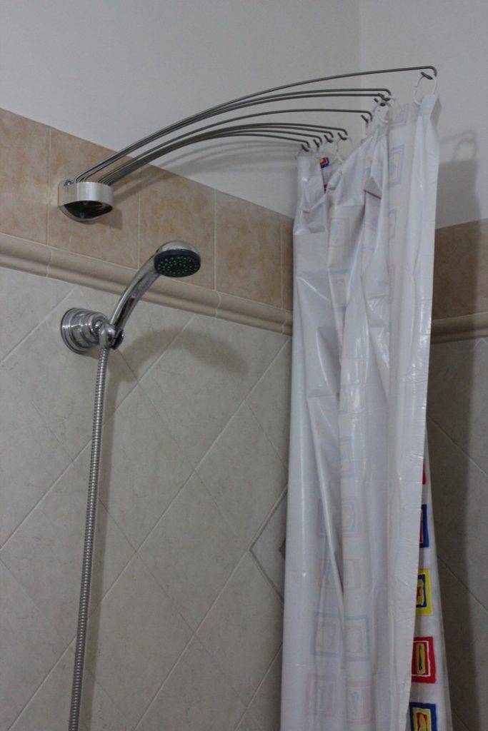 Вешаем штору в ванной: инструкция по установке, как сделать шторку своими руками