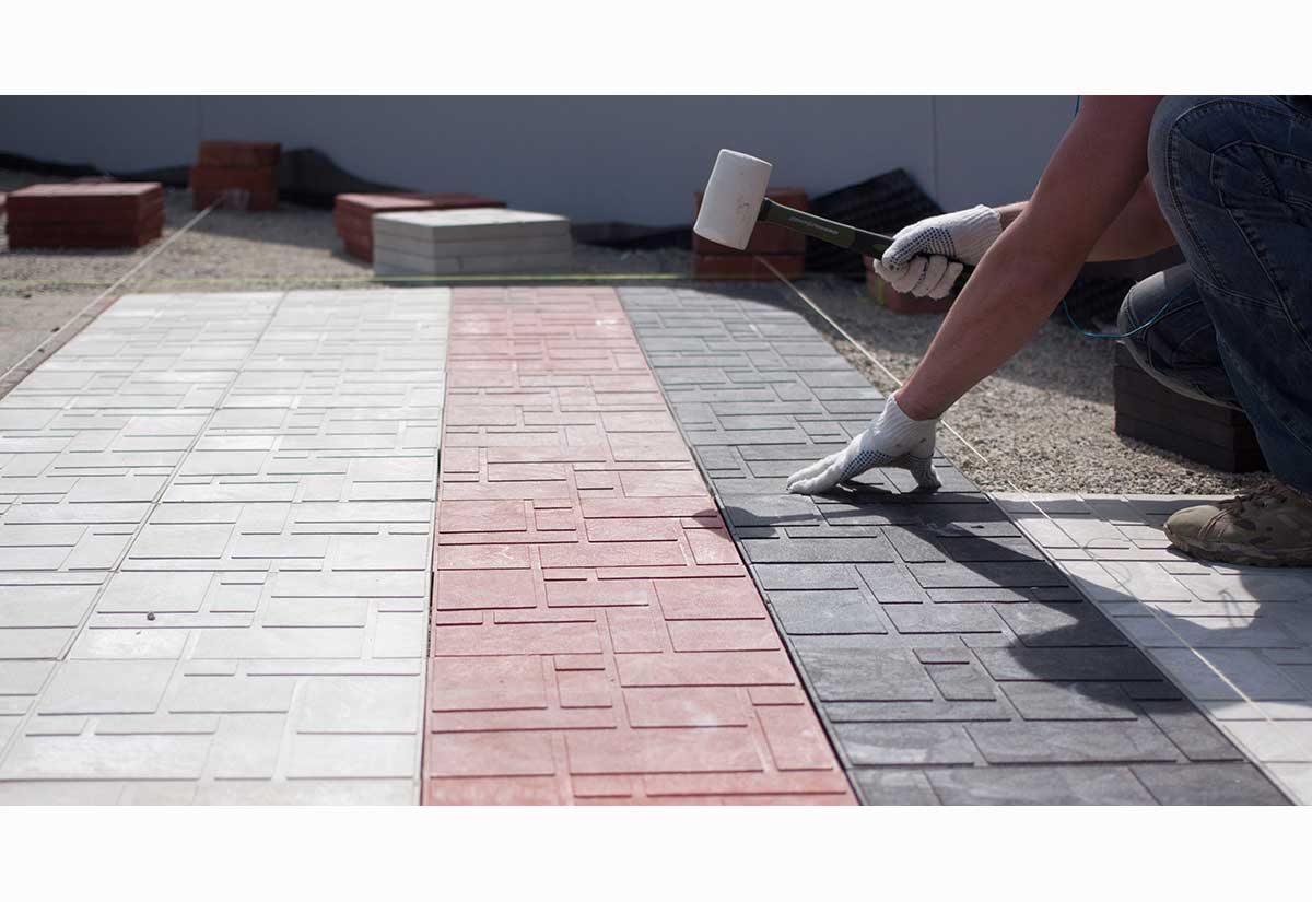 Тротуарная плитка из пластика – легкий метод выложить дорожки?