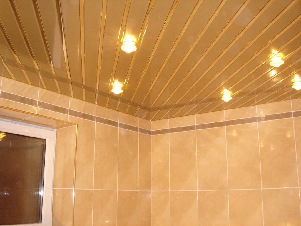 Какой потолок лучше сделать в ванной: 100 фото вариантов отделки
