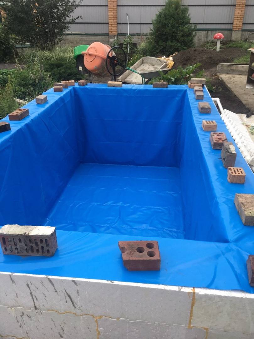 Как построить монолитный бассейн из бетона своими руками