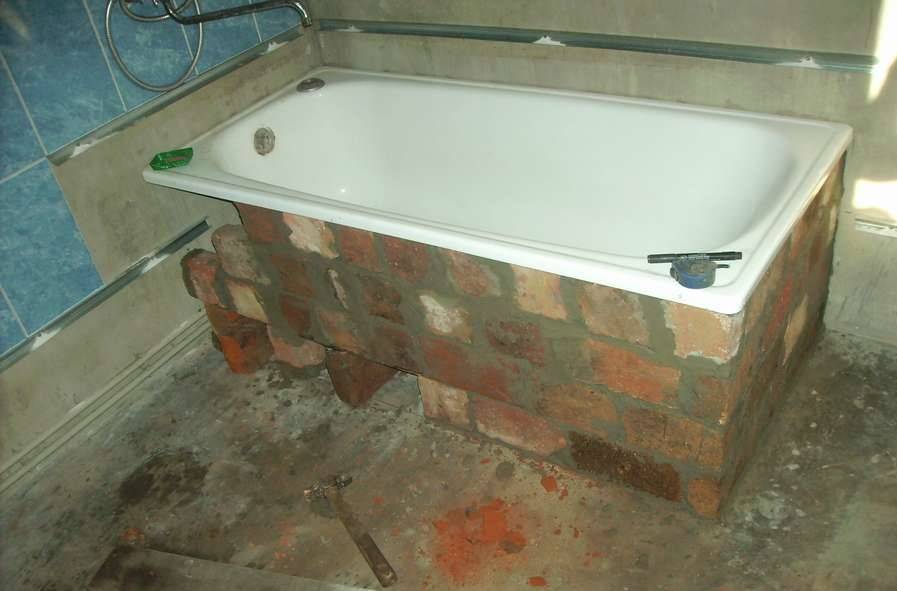 Установка ванны на кирпичи своими руками — пошаговое видео и фото