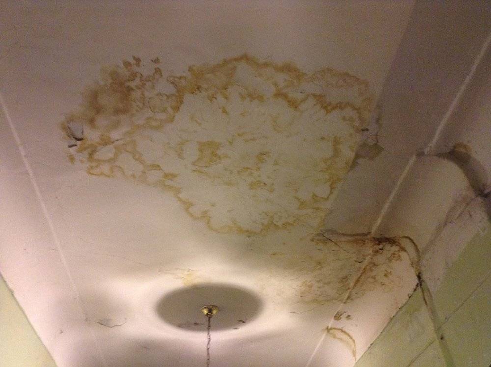 Почему течёт потолок в ванной