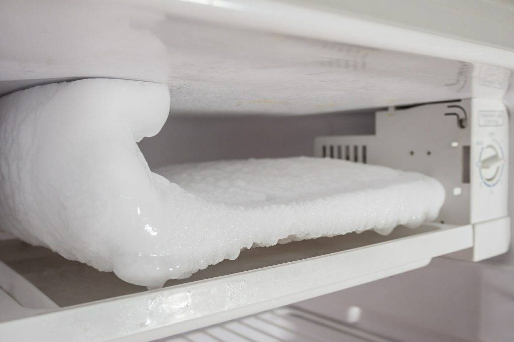 В морозильной камере холодильника ноу фрост образуется лед под ящиками