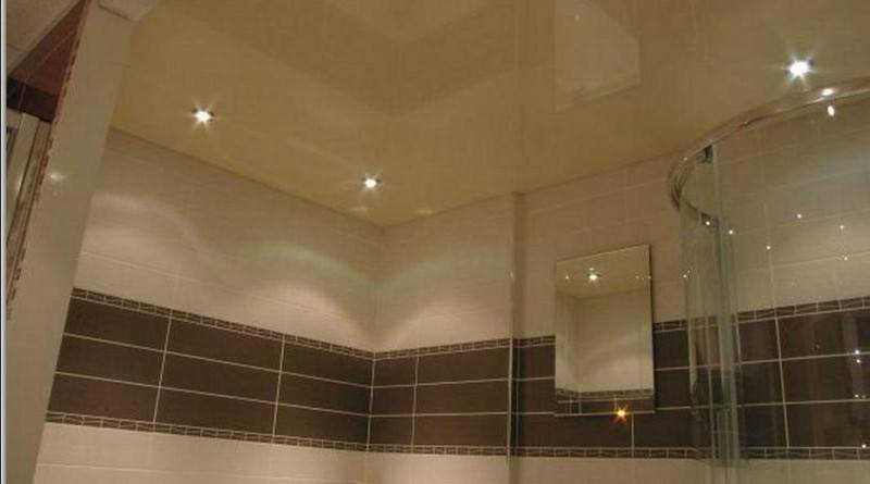 Натяжной потолок в ванной: виды, плюсы и минусы, монтаж