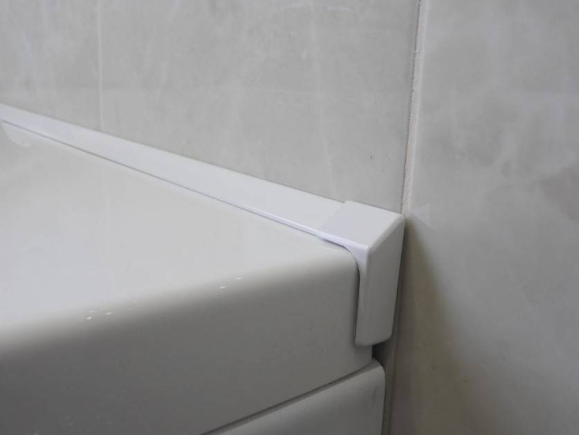 Бордюры для ванны: керамический, пластиковый, самоклеющийся