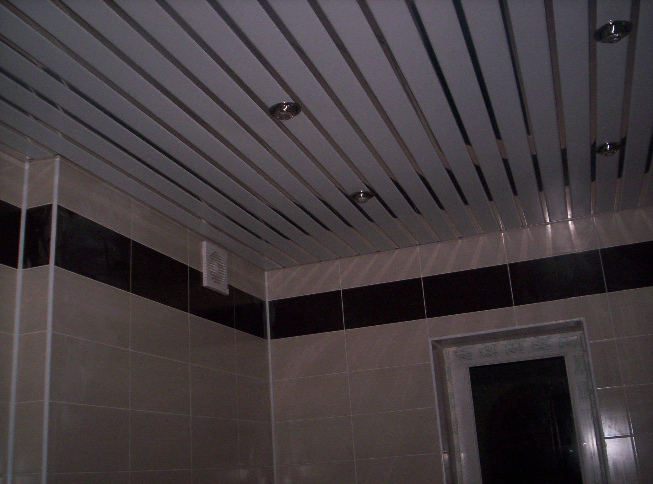 Чем можно отделать потолок в ванной комнате недорого и красиво?