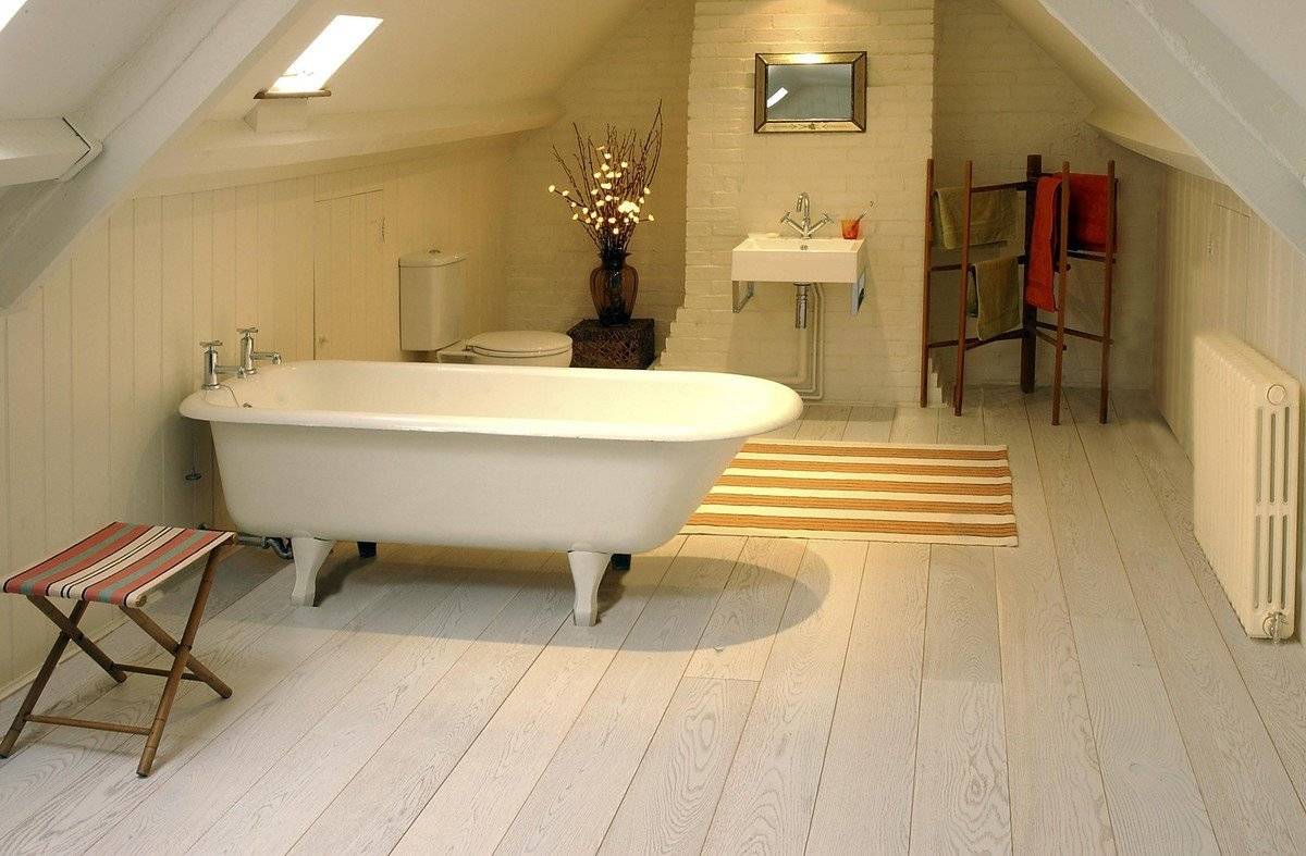 Деревянный пол в ванной. Критерии качественного напольного покрытия