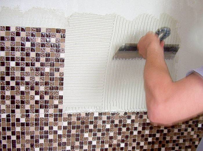 Как клеить мозаику? 30 фото: как правильно приклеить мозаичную плитку на сетке на стену на кухне, на гипсокартон и на деревянную поверхность – ремонт своими руками на m-stone.ru