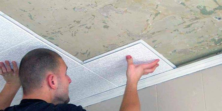 Как поклеить потолочную плитку на неровный потолок из пенопласта на клей и видео