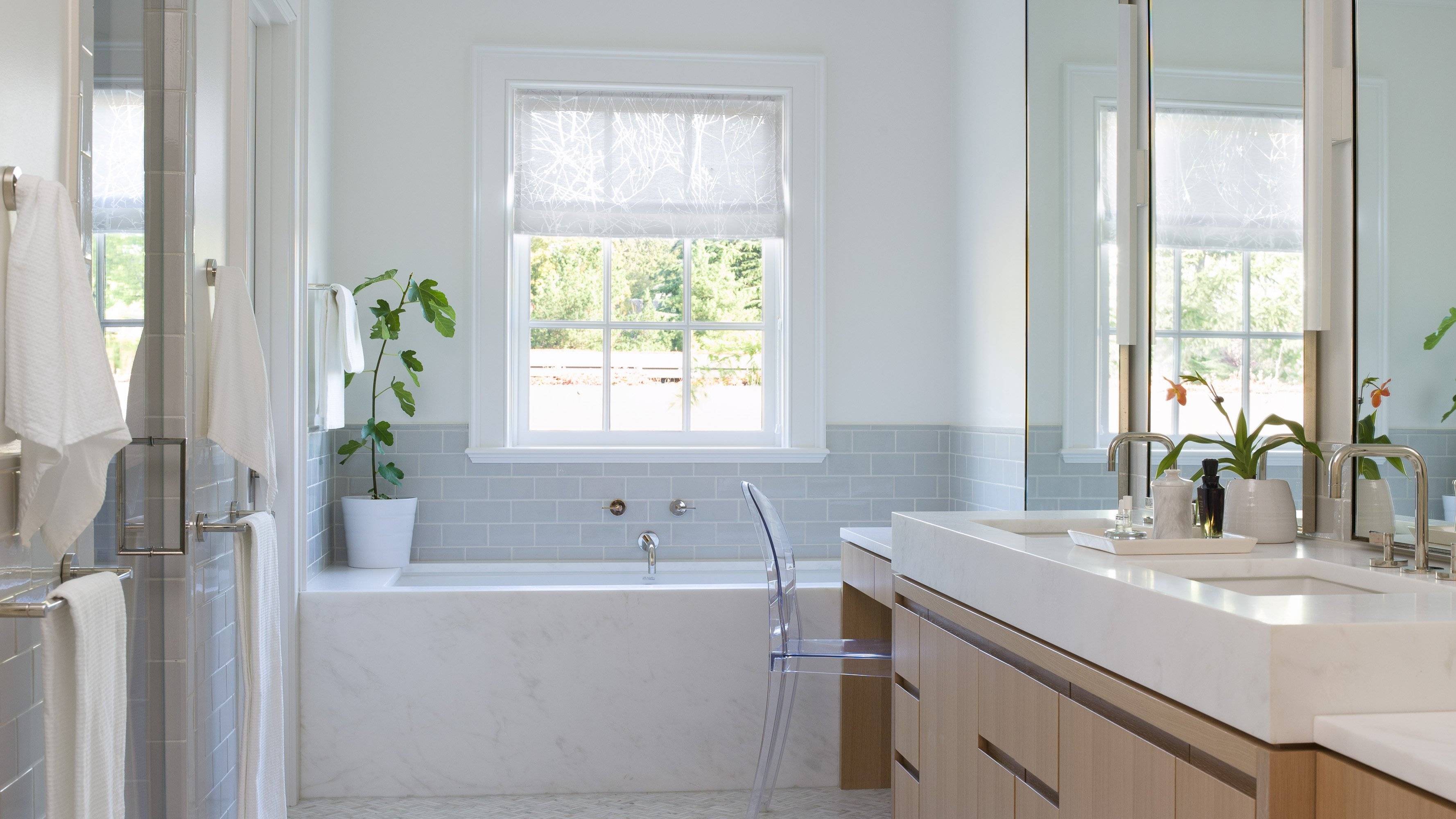 Ванная с окном в частном доме: практичные идеи оформления с фото