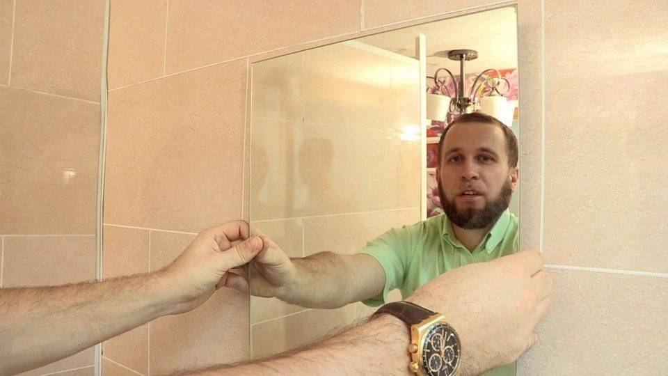 Как повесить зеркало в ванной комнате на плитку + видео - vannayasvoimirukami.ru