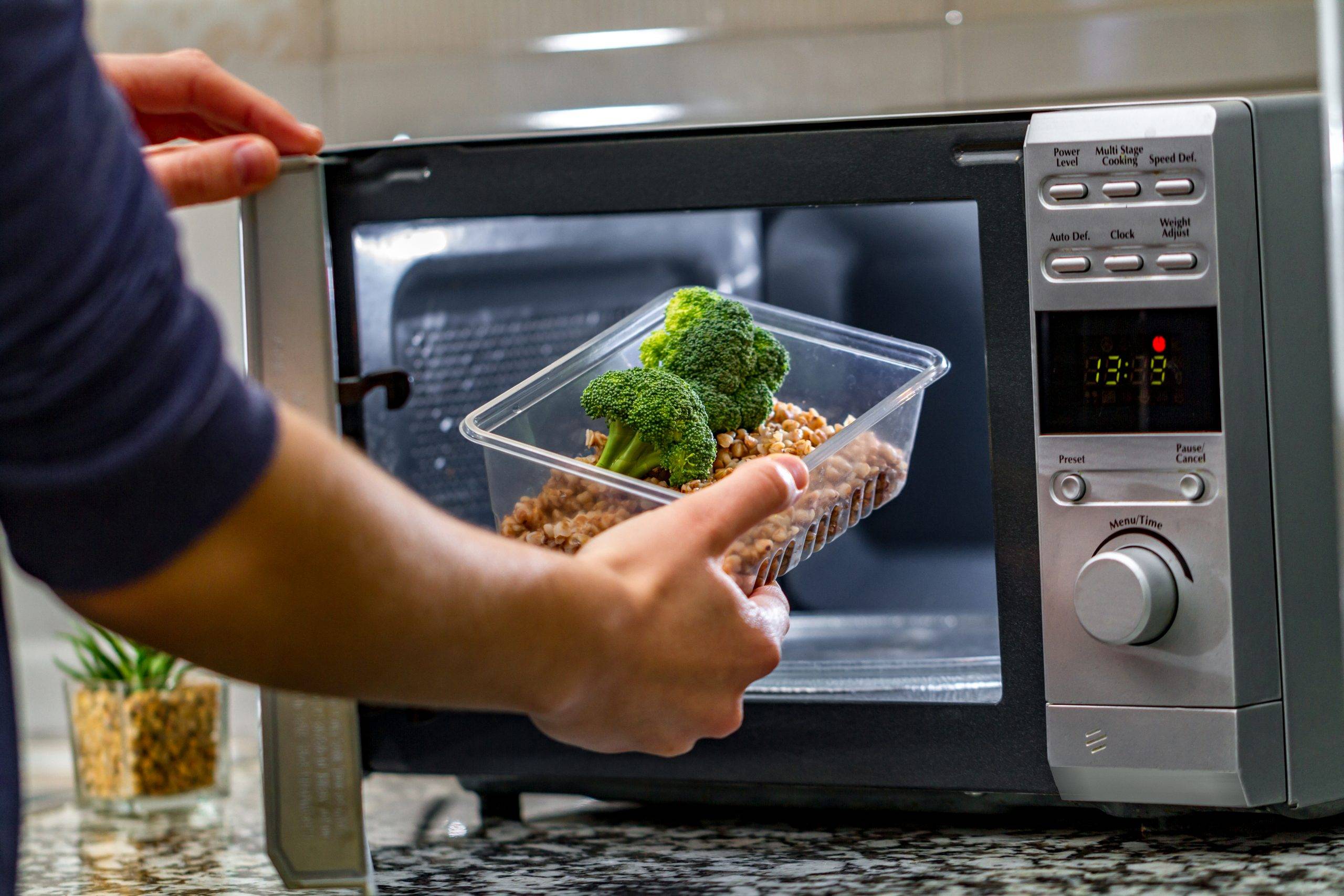 Как выбрать хорошую и недорогую микроволновую печь для дома в 2022 году