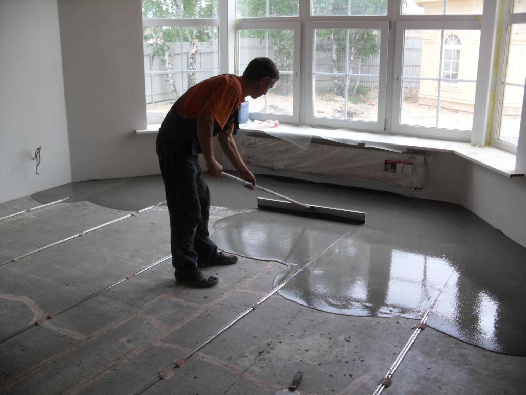 Как выровнять пол в квартире без стяжки. чем выровнять бетонный пол с перепадами более 3 см | дома на века