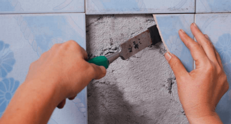 Ювелирная работа: как аккуратно снять плитку со стены и пола