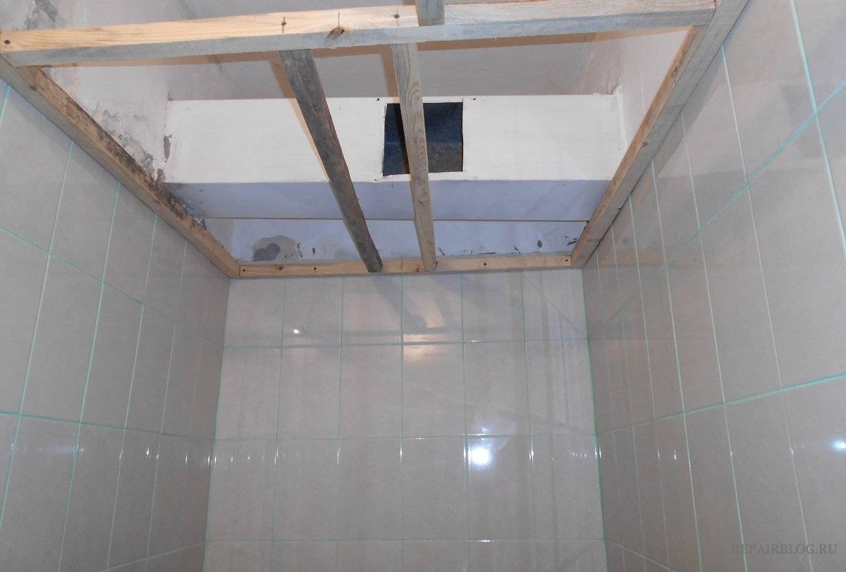 Потолок в ванной из пластиковых панелей своими руками
