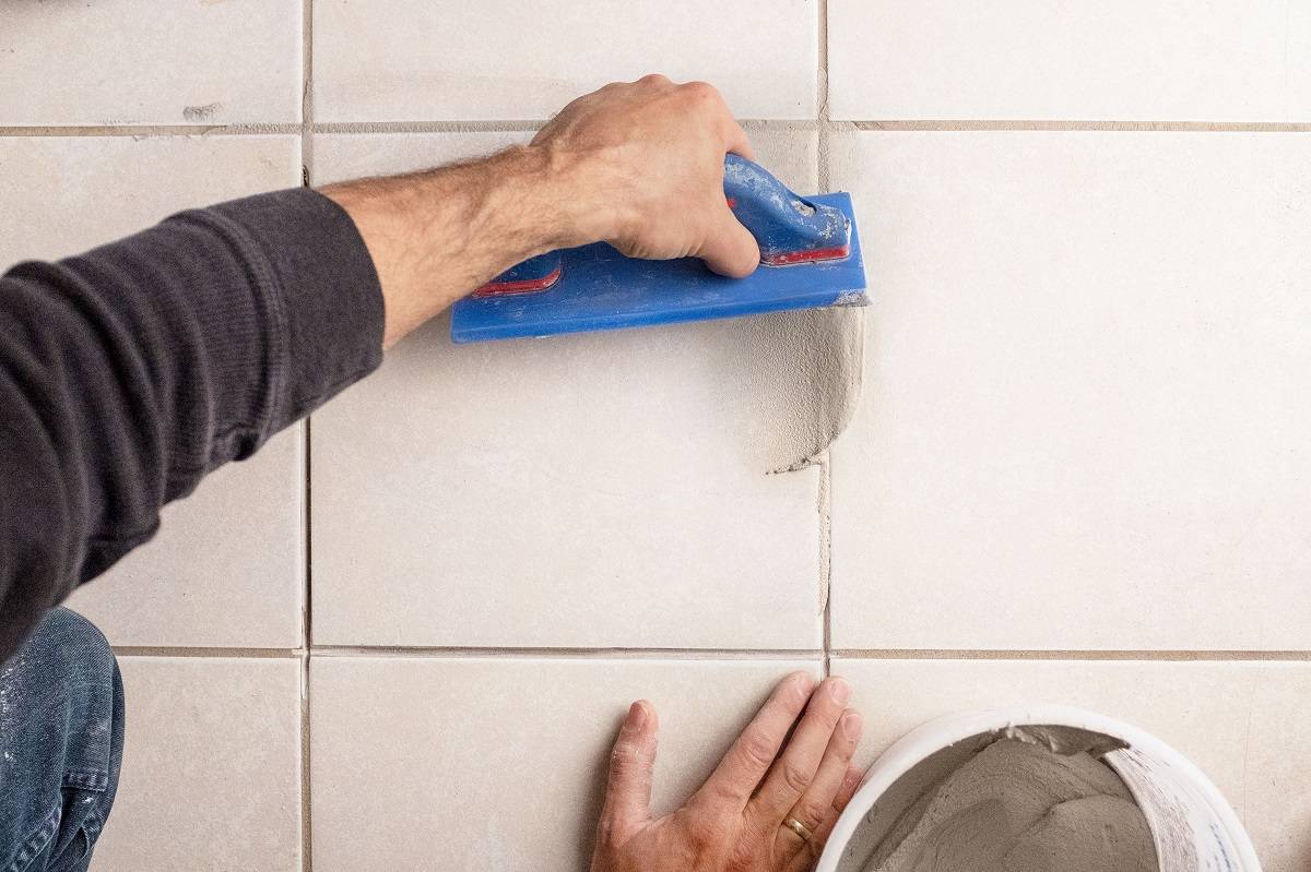Чем и как обновить швы между плиткой в ванной и на кухне