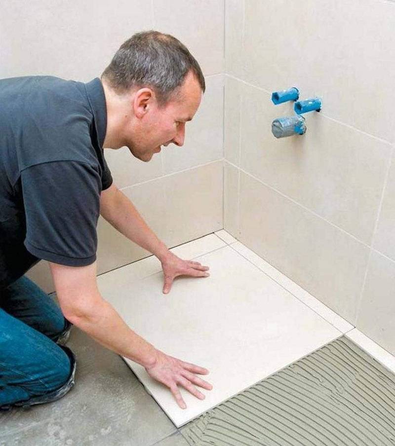 Как правильно уложить плитку в ванной комнате своими руками — пошаговое видео и фото