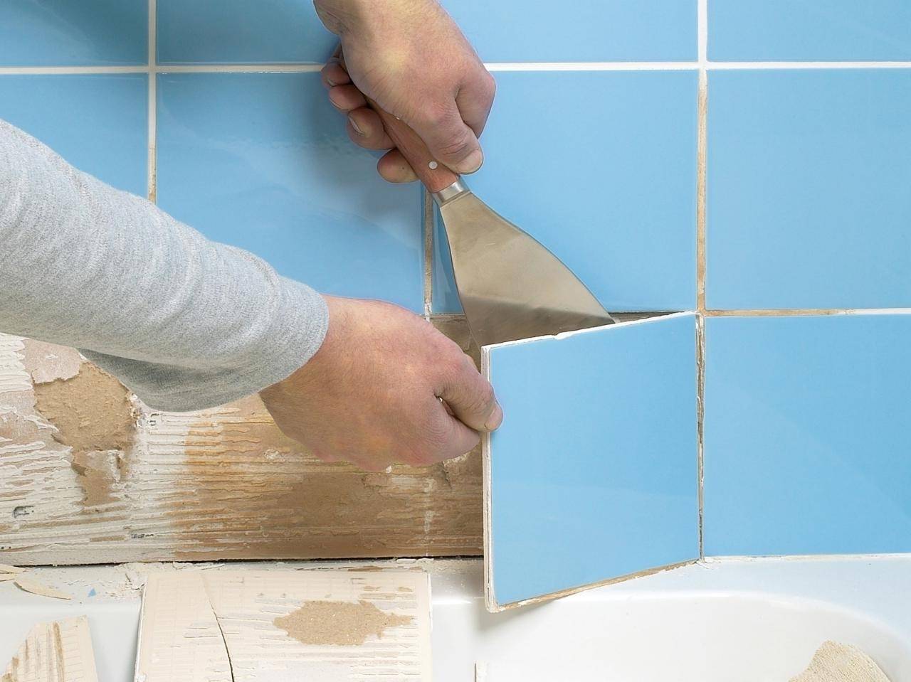 Как снять старую плитку ванной со стен, не повредив ее или без сохранения — видео и фото