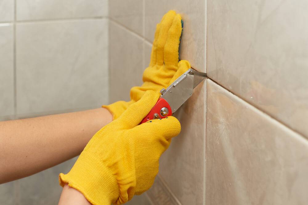 Как и чем очистить швы между плиткой в ванной от грязи и плесени – видео инструкция
