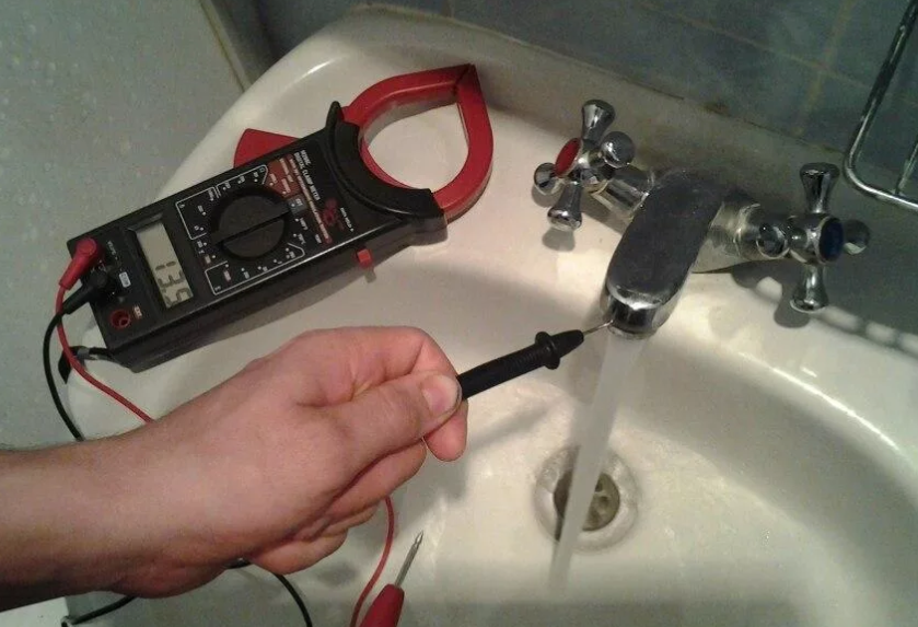 Почему в ванной бьет током или как сделать санузел безопасным