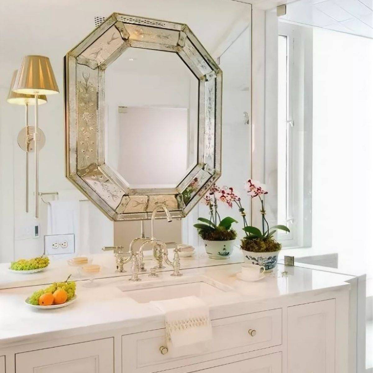 Зеркало для ванной - с полкой или подсветкой ?
