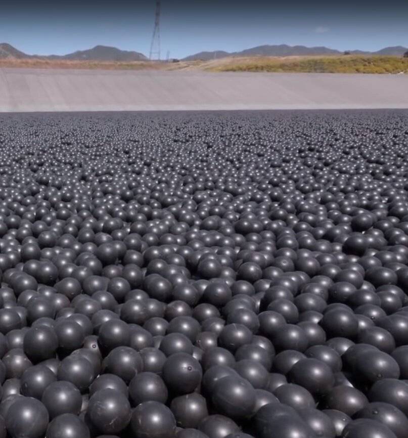 96 000 000 чёрных шариков в водохранилище Лос-Анджелеса: зачем они там?