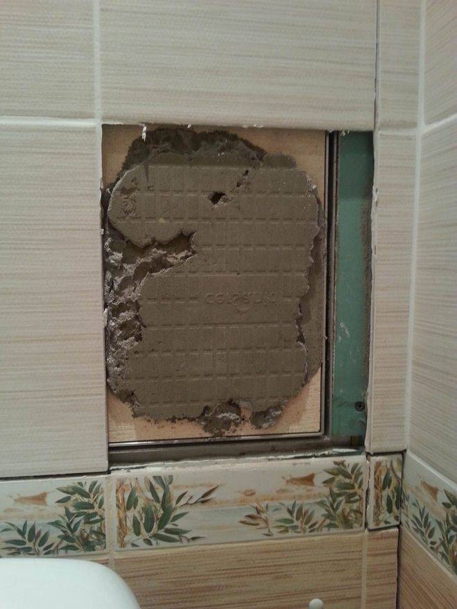 Что делать если отпала плитка в ванной