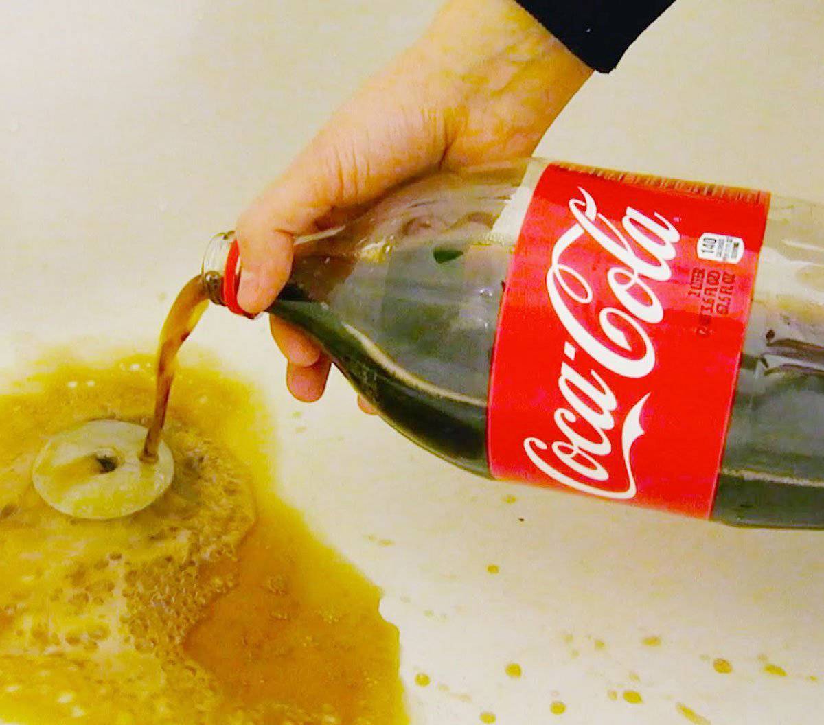 Как почистить унитаз кока-колой, содой, уксусом, лимонной кислотой
